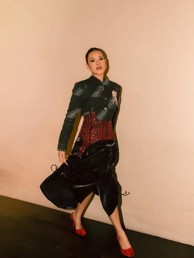 Pesona Raisa dalam Balutan Wastra Modern, Beskap Top dan Korset Jadi Perpaduan yang Artsy Saat Manggung