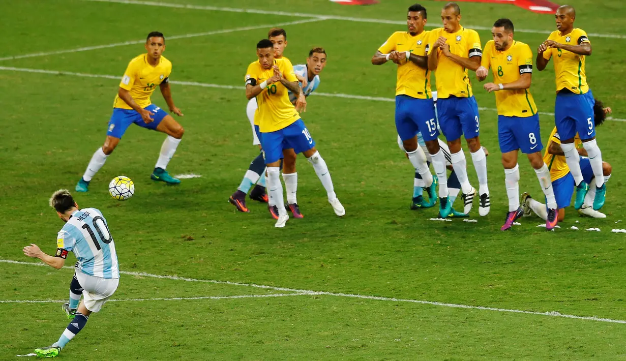 Penyerang Argentina, Lionel Messi melakukan tendangan bebas ke gawang Brasil saat pertandingan Brasil kontra Argentina dalam Kualifikasi Piala Dunia 2018, di stadion Mineirao, Belo Horizonte, Brasil (10/11). (Reuters/Ricardo Moraes)