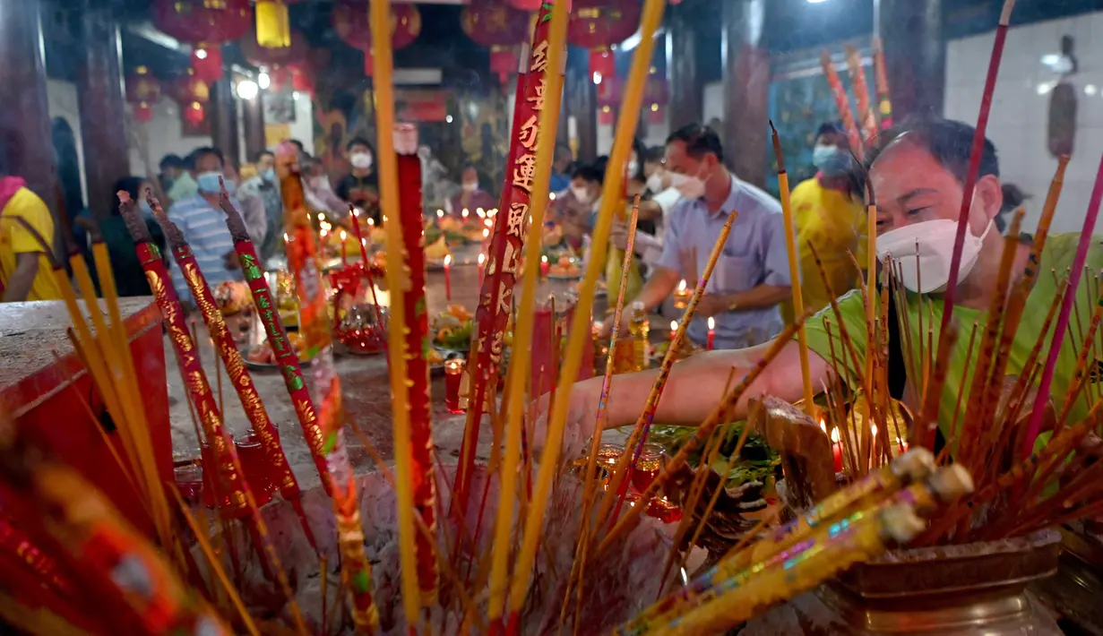 Warga mengunjungi sebuah kuil untuk menandai dimulainya Tahun Baru Imlek untuk menyambut Tahun Macan di Ta Khmao, provinsi Kandal, Kamboja pada 1 Februari 2022. (TANG CHHIN Sothy / AFP)