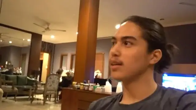 Momen El Rumi ketika karantina di rumah Maia Estianty