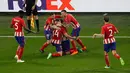 Pemain Atletico Madrid merayakan gol yang berhasil dicetak oleh Gabi saat melawan Marseille dalam pertandingan final Liga Europa di Stade de Lyon, Prancis (16/5). Atletico Madrid menang 3-0 atas Marseille.  (AP Photo / Christophe Ena)