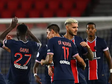 Pemain PSG merayakan kemenangan atas Metz pada laga Liga Prancis di Stadion Parc des Princes, Paris, Kamis (17/9/2020) dini hari WIB. PSG menang 1-0 atas Metz. (AFP/Frankc Fife)