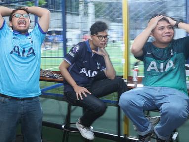 Ekspresi kecewa suporter Tottenham Hotspur saat menyaksikan tim kesayangannya beraksi pada Roaring Night pertandingan Liga Inggris 2023/2024 antara Everton kontra Tottenham Hotspur yang diselenggarakan di Pitch 98 Kemang, Jakarta Selatan, Sabtu (3/2/2024) malam. (Bola.com/M Iqbal Ichsan)