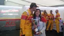 Pebalap Campos Racing asal Indonesia, Sean Gelael, mencium sang ibu, Rini S. Bono seusai finis posisi kedua feature race GP2 Austria di Sirkuit Red Bull Ring, Austra, Sabtu (2/7/2016). (Bola.com/Reza Khomaini)