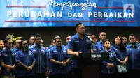 Ketua Umum Partai Demokrat Agus Harimurti Yudhoyono (AHY) memberikan pandangan awal tahun dan isu terkini di DPP Partai Demokrat, Jakarta, Kamis (12/1/2023). Salah satu yang menjadi sorotan AHY yakni KUHP yang baru disahkan. (Liputan6.com/Faizal Fanani)