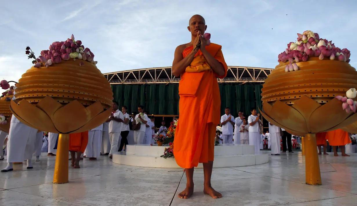 Seorang biksu Buddha saat berdoa di Thailand, (1/6/2015). Hari Raya Waisak memperingati 3 peristiwa penting, yakni Lahirnya Pangeran Siddharta, Pangeran Siddharta menjadi Buddha dan Meninggalnya Buddha Gautama parinibbana. (REUTERS/Chaiwat Subprasom)