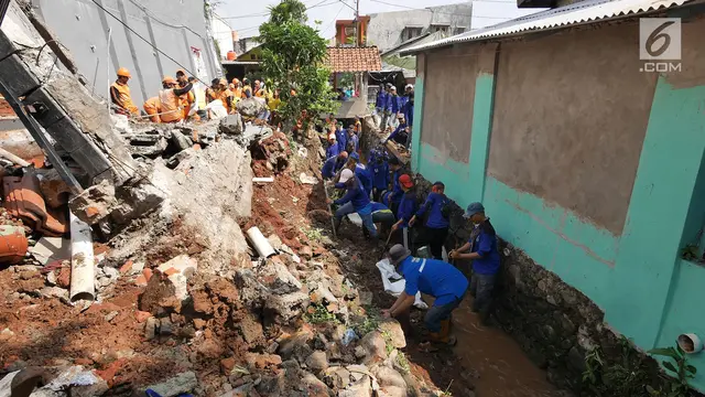 Puing Rumah Longsor di Kalisari Pasar Rebo