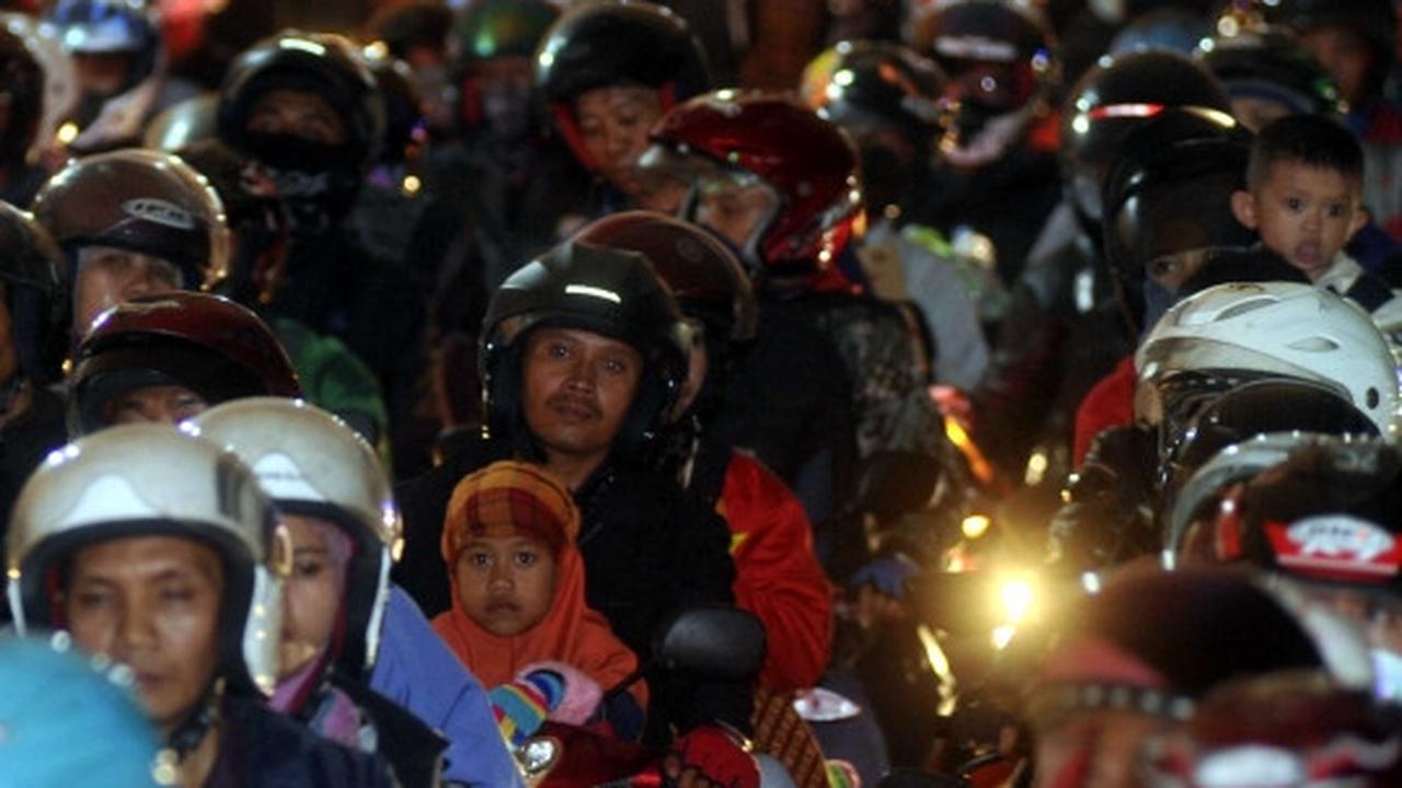 Potret lelah anak-anak pemudik sepeda motor