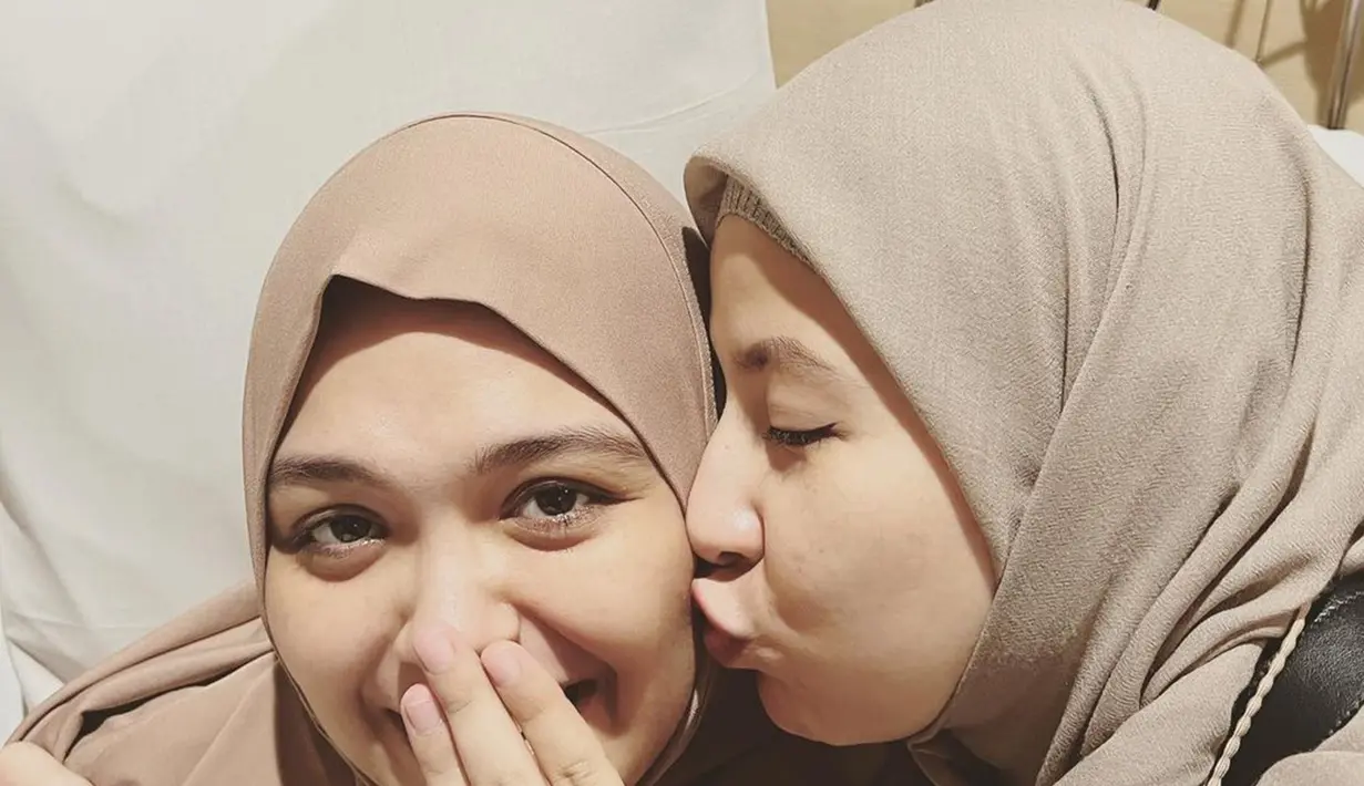 Bersahabat sejak lama, tak heran jika wajah keduanya makin mirip. Momen saat Natasha Rizky mencium pipi Vebby Palwinta ini sangat manis dan penuh kasih sayang. Sudah sama-sama berhijrah, tak sedikit warganet yang makin salut dengan persahabatan dua artis ini. Pamer wajah polos tanpa makeup, Vebby Palwinta makin pancarkan pesonanya apalagi kini sudah resmi jadi ibu dua anak. (Liputan6.com/IG/@natasharizkynew)