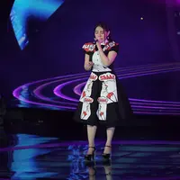 Via Vallen saat tampil di Result and Reunion Indonesian Idol 2018. (Foto: Deki Prayoga/Bintang.com)