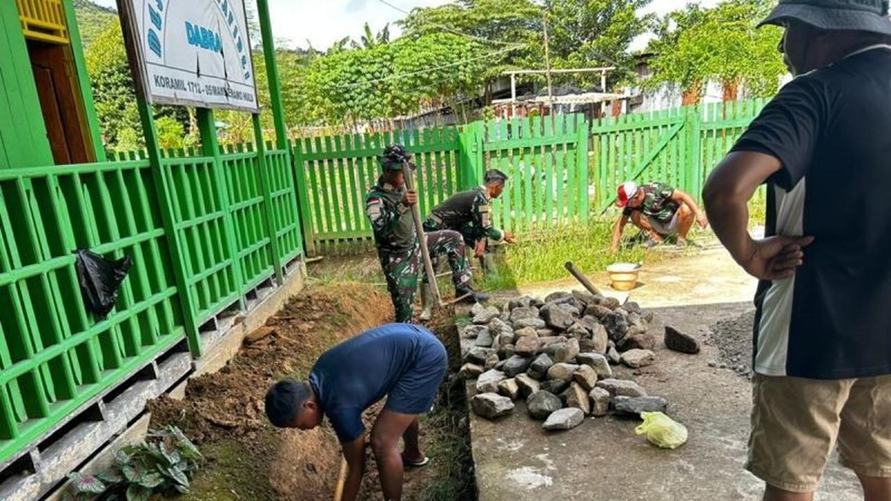 Pererat Kemanunggalan, Satgas Yonif 511/DY Bangun Drainase di Pedalaman Papua