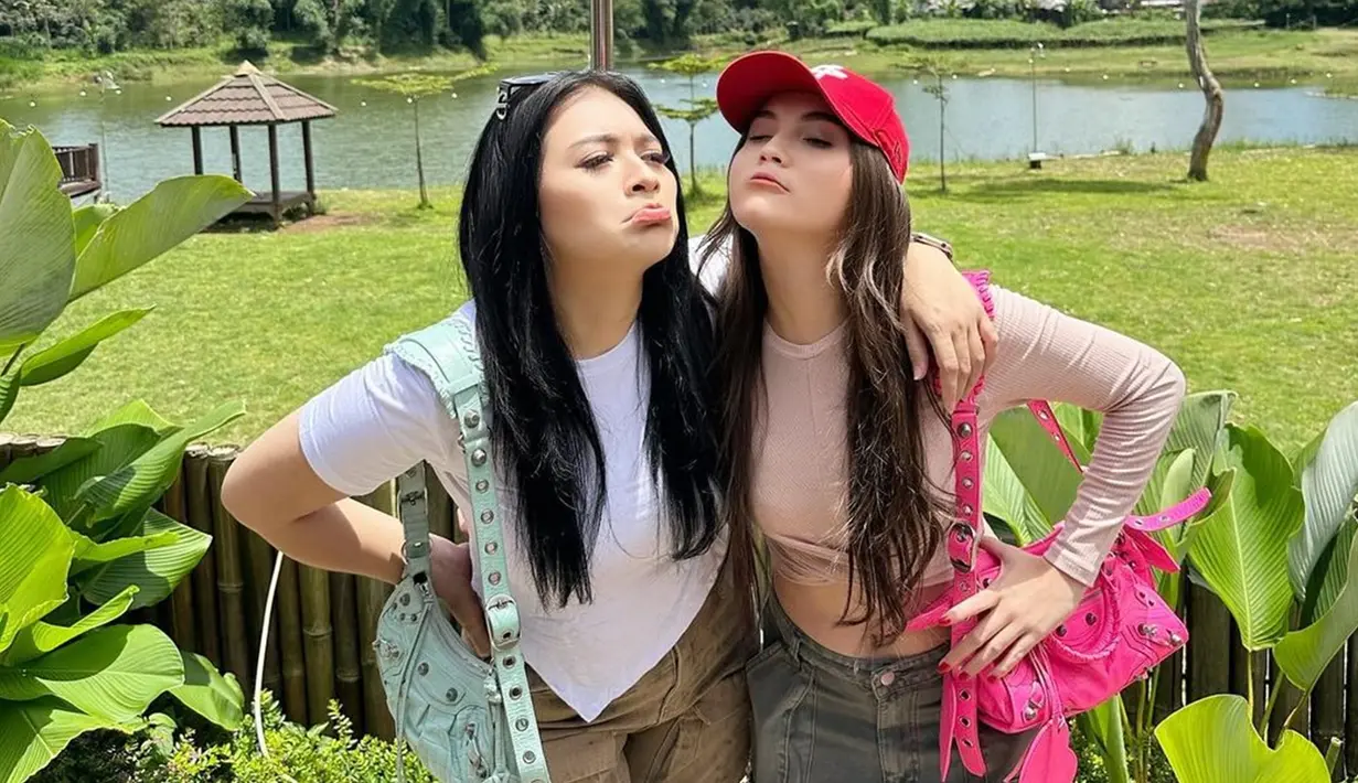 Gerai rambut panjangnya yang indah, artis yang sama-sama kelahiran Jakarta ini makin pancarkan pesonanya. Untuk mempercantik tatanan rambutnya, Nathalie Holscher mengenakan kacamata dan Elina Joerg mengenaka topi merah. Tak hanya salah fokus dengen penampilannya, netizen juga salah fokus dengan wajah keduanya karena disebut mirip. (Liputan6.com/IG/@nathalieholscher)