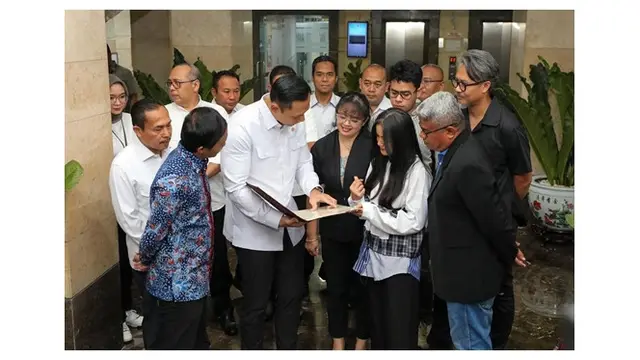 Dibantu Agus Yudhoyono, Ini 6 Potret Nirina Zubir Terima Sertifikat Tanah Ibunda