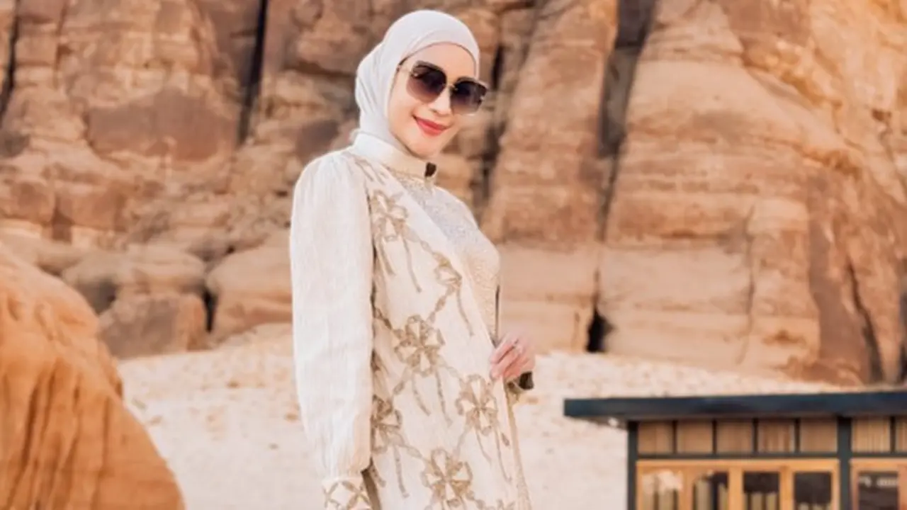 Model Gamis Erin Taulany yang Simpel tapi Berkelas