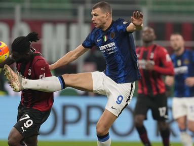 Partai seru duo Milan ini menyajikan duel sengit pada laga pekan ke-12 Serie A Liga Italia 2021/2022 yang dilangsungkan di San Siro pada Senin (8/11/2021) dini hari. (AP Photo/Antonio Calanni)