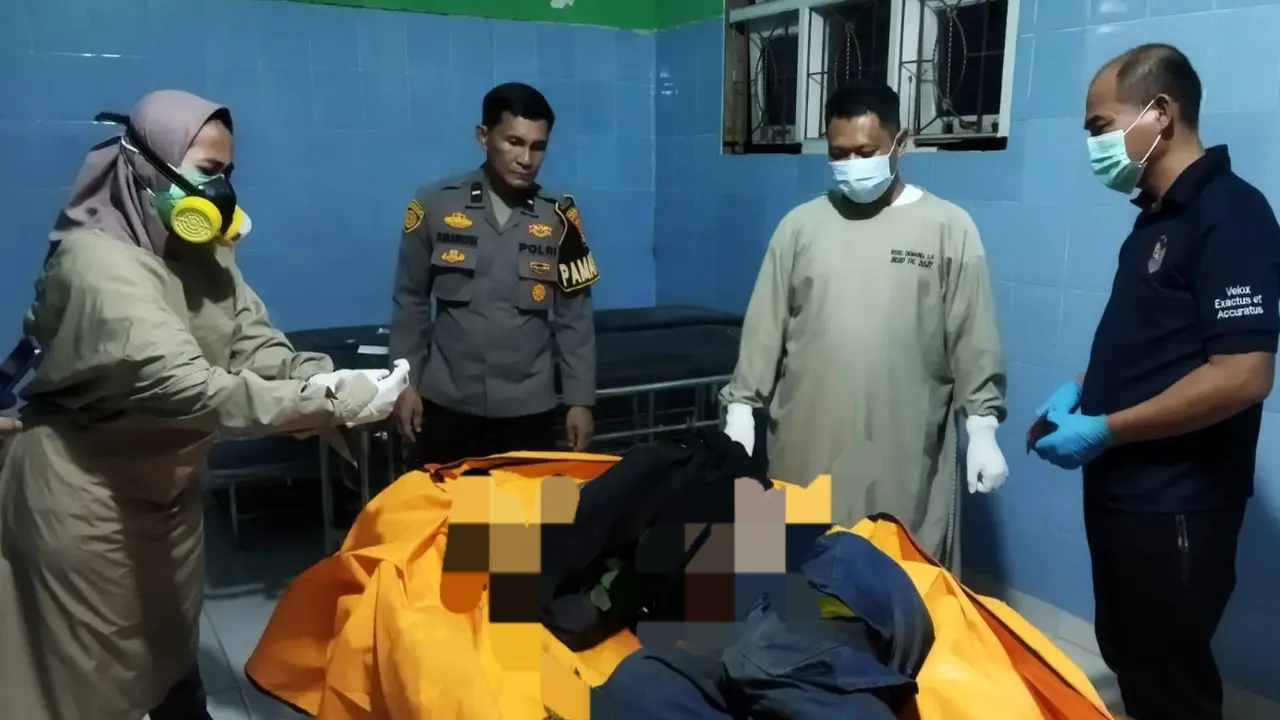 Polisi olah TKP penemuan jasad seorang pelajar pria di dalam rawa perkebunan sawit di Lampung Tengah.