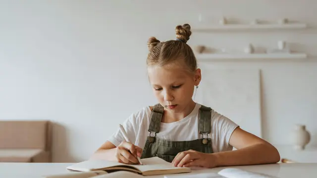 Mengajarkan Anak Mengenal Aktivitas Journaling untuk Bantu Kelola Emosinya
