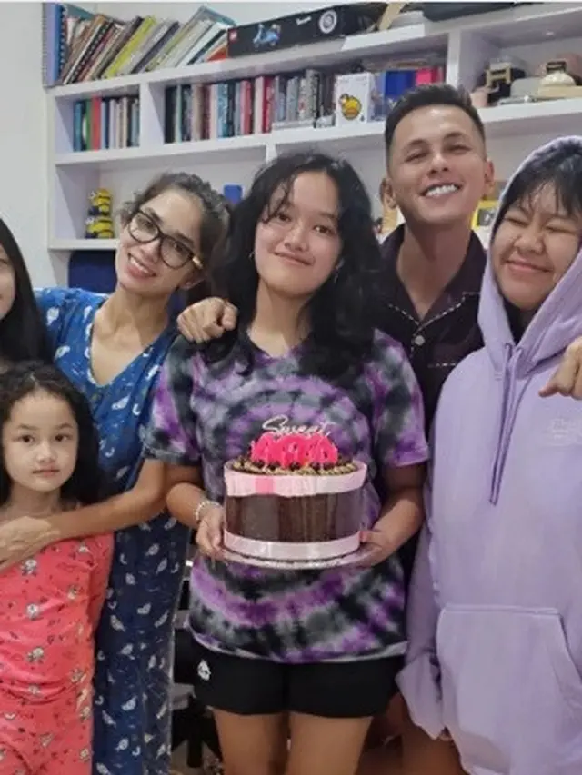 Ara putri kedua Ussy Sulistiawaty ultah ke-17 (Foto: Instagram ussypratama)