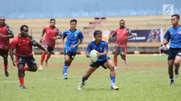 Pemain Rugby putra Lampung dan Papua saat laga pada Kejurnas Rugby 7's di GOR Soemantri Brodjonegoro, Jakarta, Rabu (25/10). Kejurnas ini diikuti tim dari 11 provinsi dan ajang seleksi pemain Timnas Rugby Indonesia. (Liputan6.com/Helmi Fithriansyah)