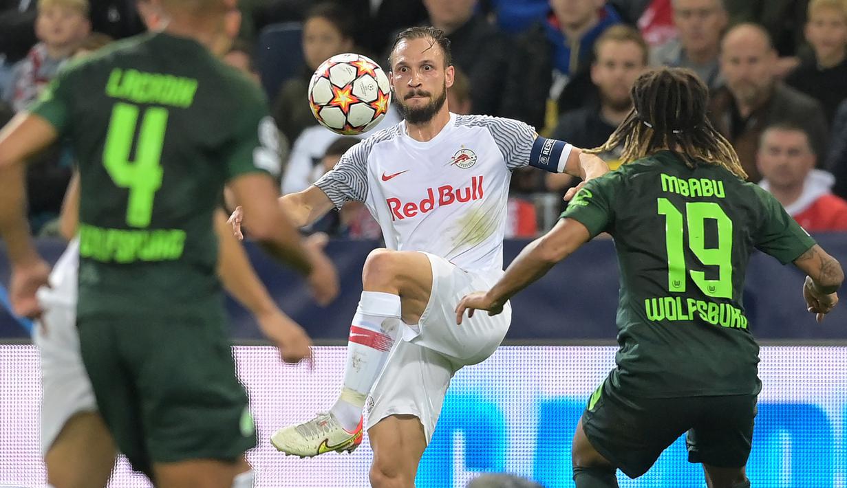 Andreas Ulmer. Bek kiri Austria yang kini memasuki musim ke-14 bersama RB Salzburg di Liga Austria ini kini berusia 36 tahun, 3 bulan dan 24 hari. Ia juga jauh lebih tua dari pelatih RB Salzburg saat ini, Matthias Jaissle yang kini menginjak usia 33 tahun, 10 bulan dan 18 hari. (AFP/Joe Klamar)