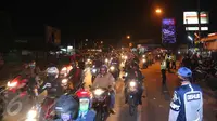 Sejumlah petugas memantau arus lalu lintas di jalur simpang Cikalong, Jawa Barat, Jumat (1/7) dini hari. H-5 Lebaran, ratusan pemudik yang menggunakan sepeda motor mulai memadati jalur pantura menuju Jawa Tengah. (Liputan6.com/Angga Yuniar)