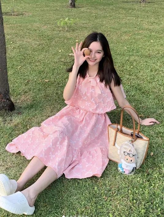 Tampilan Labubu kian istimewa saat menjadi bag charm yang menggemaskan. [Foto: Instagram/ Rattanawadee]