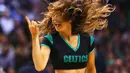 Seksi Dancer beraksi pada game ketiga Boston Celtics vd Toronto Raptors  pada lanjutan NBA di TD Garden, Boston, Massachusetts, Kamis (24/3/2016) WIB. Celtics menang 91-79. (Maddie Meyer/Getty Images/AFP)