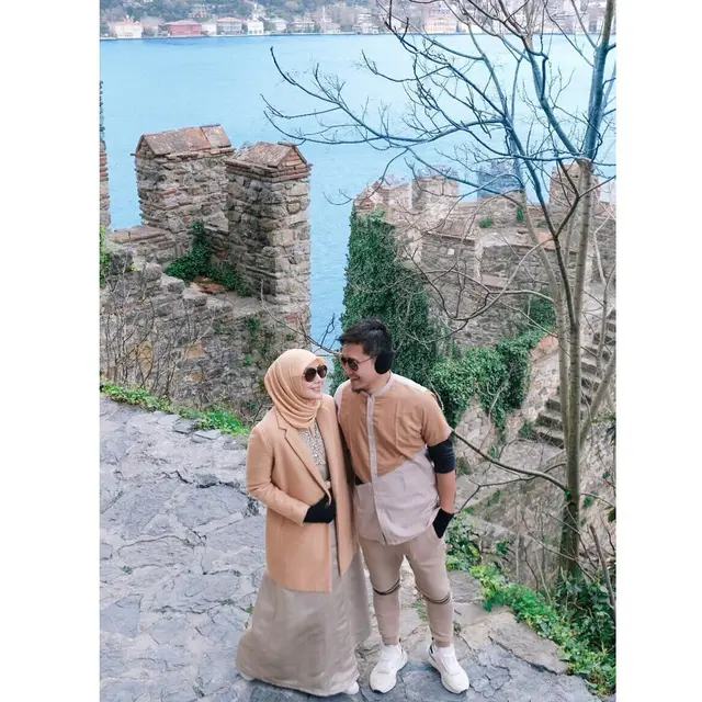 6 Potret Romantis Arie Untung dan Fenita Arie Pakai Baju Couple, Tampil Kompak