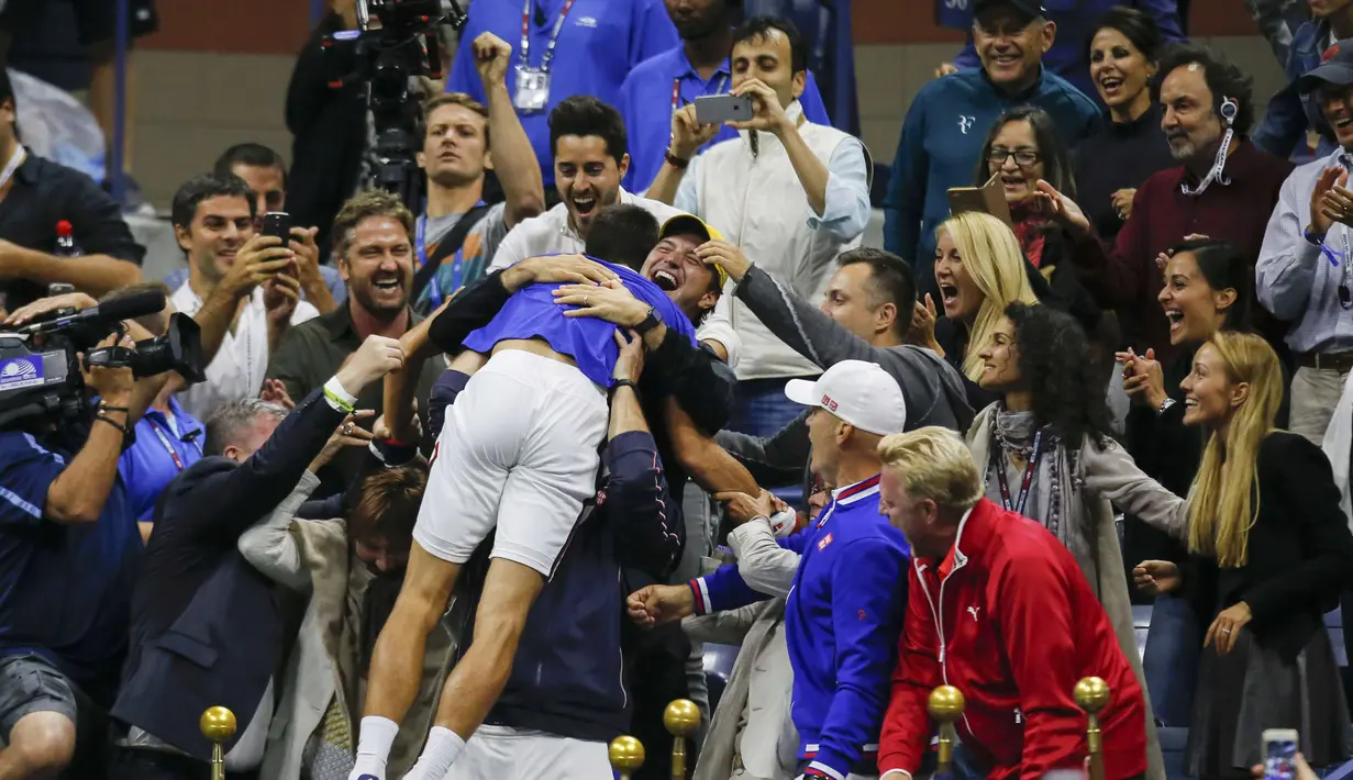 Novak Djokovic disambut keluarganya sesaat setelah mengalahkan Roger Federer pada partai final AS Terbuka 2015 di lapangan Stadion Arthur Ashe, Senin (14/8/2015) pagi WIB. (Reuters/Eduardo Munoz)