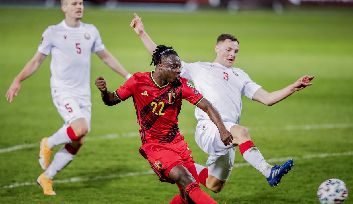 Striker Belgia, Jeremy Doku (tengah) melepaskan tendangan yang berbuah gol keempat Belgia ke gawang Belarusia dalam laga Kualifikasi Piala Dunia 2022 Zona Eropa Grup E di King Power Stadium, Belgia, Selasa (30/3/2021). Belgia menang 8-0 atas Belarusia. (AP/Francisco Seco)
