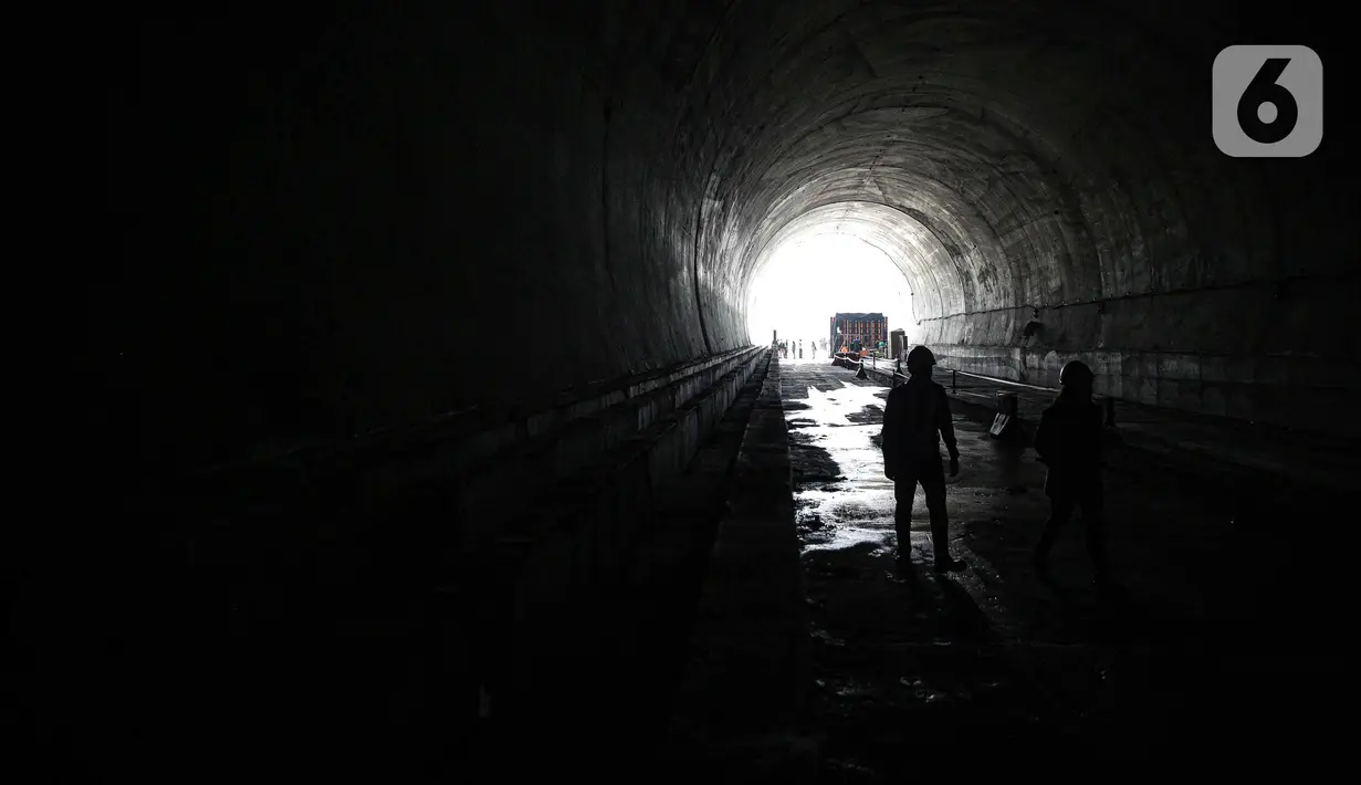 Pekerja berjalan dalam proyek Tunnel 6 kereta cepat Jakarta-Bandung di kawasan Cikalong Wetan, Depok, Purwakarta, Jawa Barat, Rabu (30/3/2022). Jumlah stasiun saat ini sudah dikurangi dengan tidak melanjutkan pembangunan stasiun di Walini. (Liputan6.com/Faizal Fanani)