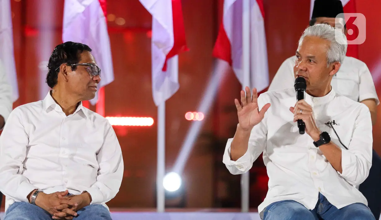 Pasangan bakal capres dan cawapres dari Partai Demokrasi Indonesia Perjuangan (PDIP) Ganjar Pranowo dan Mahfud MD saat menghadiri acara deklarasi dukungan di Gedung Arsip Nasional, Jakarta, Rabu (18/10/2023). (Liputan6.com/Herman Zakharia)