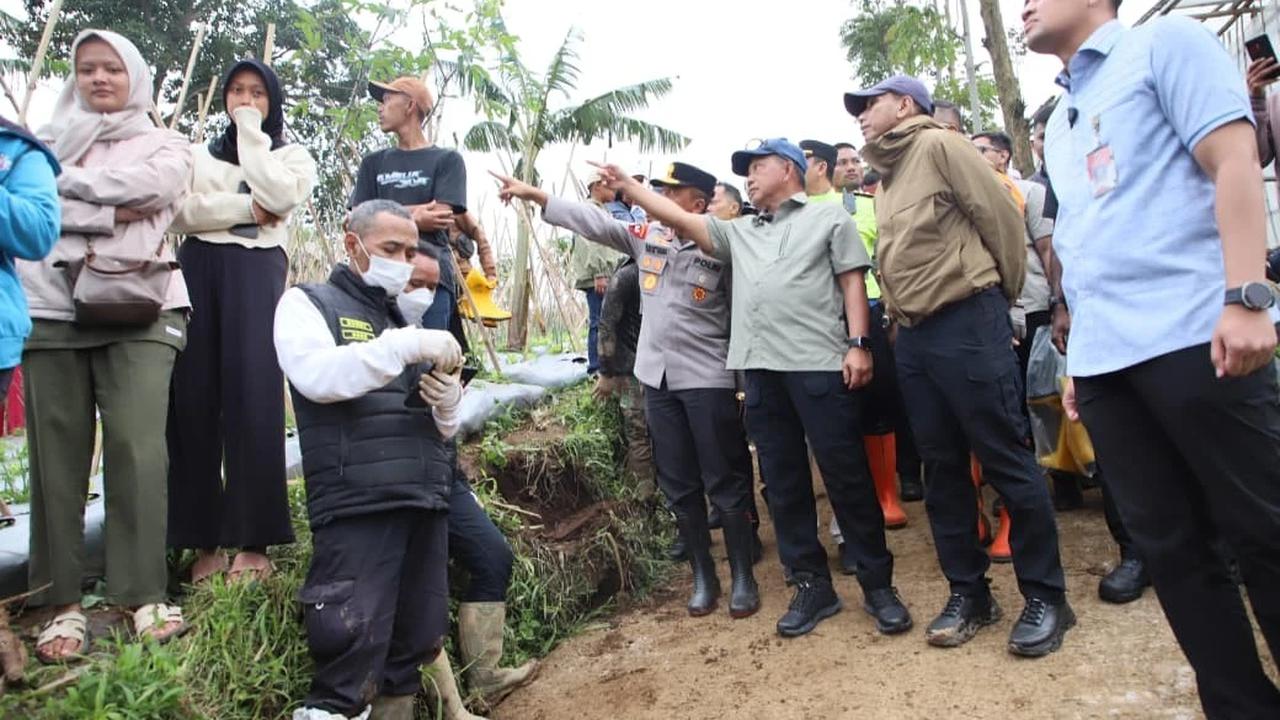 Mendagri Muhammad Tito Karnavian saat meninjau lokasi longsor di Desa Pasirlangu, Kecamatan Cisarua, Kabupaten Bandung Barat