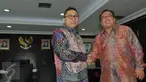 Ketua MPR RI Zulkifli Hasan (kiri) bersalaman dengan Menkeu Bambang Brodjonegoro di Gedung MPR/DPR/DPD RI, Jakarta, Kamis (23/7/2015). Keduanya melakukan halal bilahal sekaligus membahas RUU APBN 2015. (Liputan6.com/Herman Zakharia)