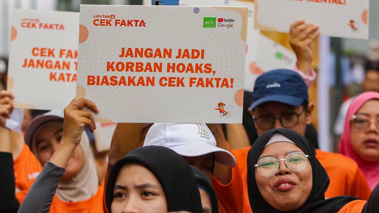 FOTO: Jalan Sehat Berantas Hoaks