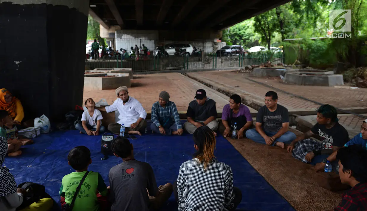 Sekelompok anak punk saat belajar mengaji dengan Komunitas Tasawuf Underground di kolong flyover Tebet, Jakarta, Sabtu (8/12). (Merdeka.com/Imam Buhori)