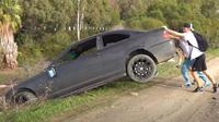 Selebgram buang BMW Seri 3 ke sungai (Carscoops)