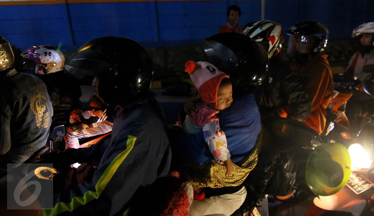 Seorang balita tertidur saat ikut mudik dengan menggunakan motor di Pelabuhan Merak, Banten, Rabu dinihari (15/7/2015). KPAI meminta pemudik yang menggunakan sepeda motor tidak membawa anak karena sangat membahayakan. (Liputan6.com/Johan Tallo) 