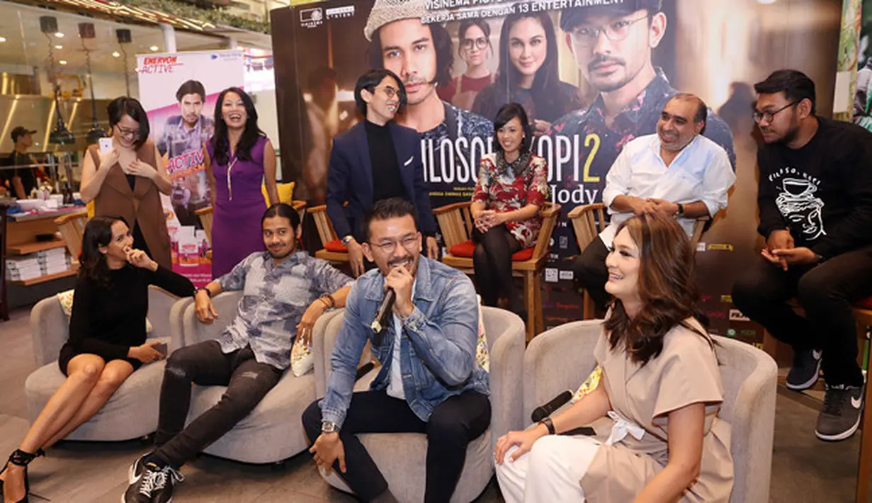 "Bukan pertama kali juga, sudah belajar di Filkop dan Bukaan 8. Ini pengaalaman baru dan challenging. Kita bagi tugas di sini. Ada Angga juga, kami berbagi tugas. Jadi bisa kerja bareng," ujar Chicco Jerikho. (Nurwahyunan/Bintang.com)