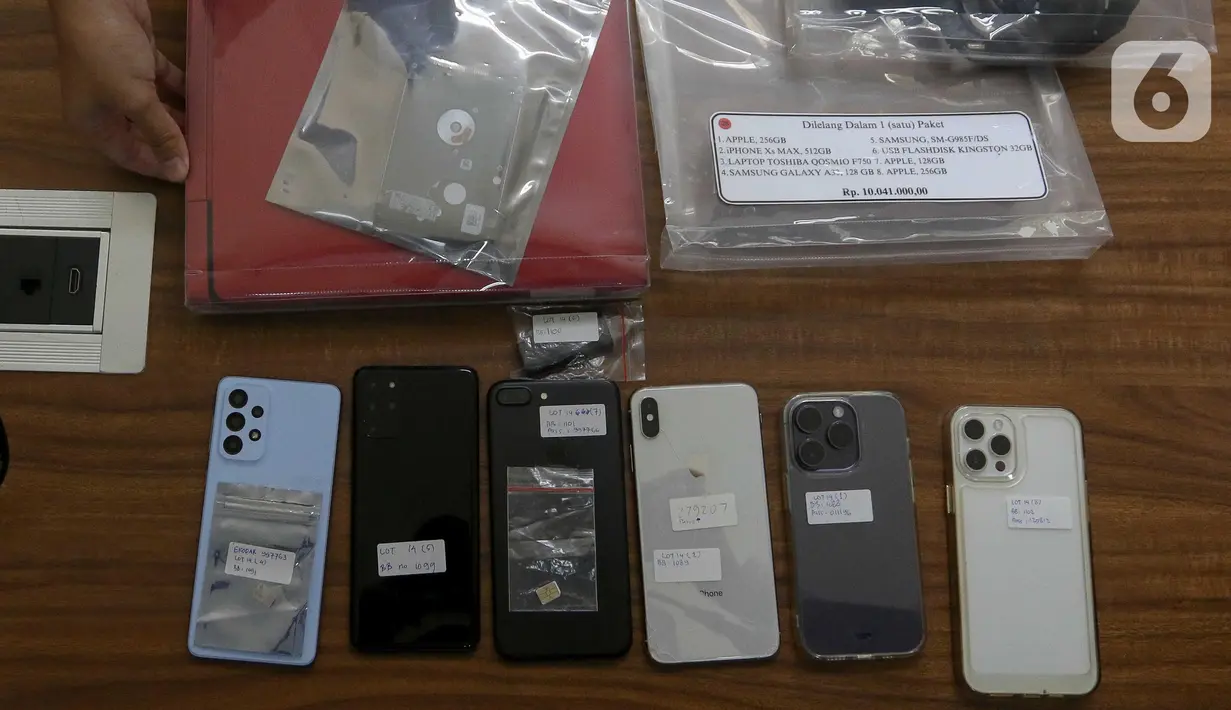 Barang-barang tersebut kembali dilelang karena belum laku saat lelang pada peringatan Hari Antikorupsi Sedunia (Hakordia) pada Desember 2024 yang lalu. (Liputan6.com/Herman Zakharia)