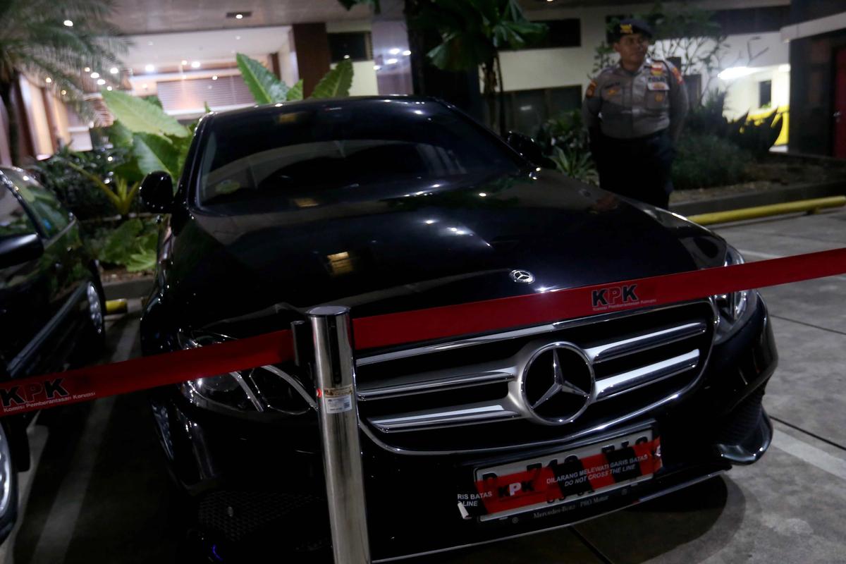 FOTO: KPK Sita Puluhan Kendaraan Usai OTT Imigrasi Jakarta Barat