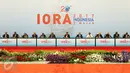 Presiden Joko Widodo (tengah) bersama delegasi dari sejumlah negara menandatangani Jakarta Concord dalam KTT Indian Ocean Rim Association (IORA) 2017 di Jakarta Convention Center, Jakarta, Selasa (7/3). (Liputan6.com/Angga Yuniar)