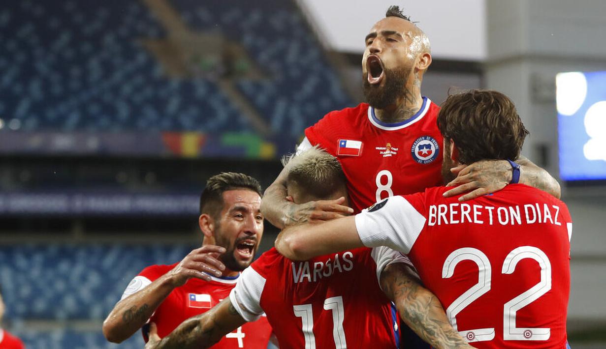 Namun pada menit ke-26, justru Chile yang mampu unggul lebih dulu. Eduardo Vargas melepaskan tembakan dari sudut sempit yang tak mampu dihalau kiper Uruguay, Fernando Muslera. (AP/Andre Penner)