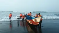 Nelayan Cilacap ditemukan meninggal dunia, Sabtu (21/7/2018)  usai pencarian selama empat hari sejak Rabu, usai perahunya terbalik. (Foto: Liputan6.com/Basarnas/Muhamad Ridlo)