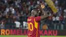 Pemain AS Roma, Romelu Lukaku, memberikan aplaus saat melawan AC Milan dalam laga giornata ketiga Liga Italia di Stadion Olimpico, Roma, Sabtu (2/9/2023). AS Roma tumbang dengan skor 1-2. (AP Photo/Gregorio Borgia)
