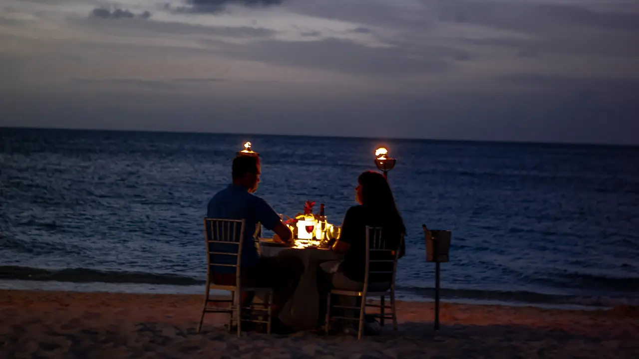 [Fimela] Makan Malam Romantis