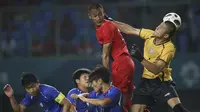 Kapten Timnas Indonesia, Hansamu Yama berduel dengan para pemain Chinese Taipei. Indonesia menang 4-0 (AP Newsroom)