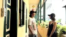 Bergaya effortless chic, keduanya tampak kompak kenakan baseball cap. [Foto: Instagram/ Realmemi]
