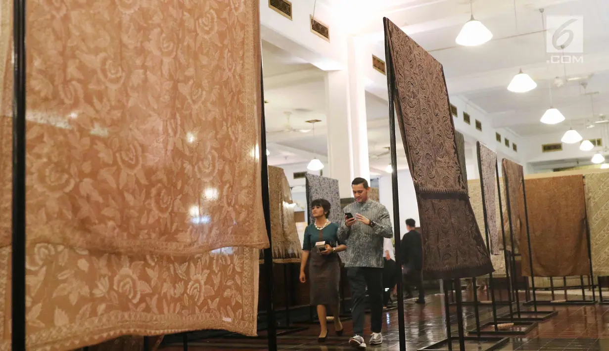Sejumlah kain batik saat dipamerkan di Musium Bank Mandiri, Jakarta, Rabu (25/10). Pameran batik 100 kain negeri tersebut merupakan karya desainer Oscar Lawalata. (Liputan6.com/Angga Yuniar)