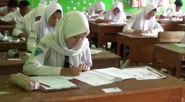 Ratusan siswa di Sumedang gagal melaksanakan UNBK karena sekolah mereka tidak punya komputer. Akibatnya ujian nasional diikuti mereka dengan kertas dan pensil.